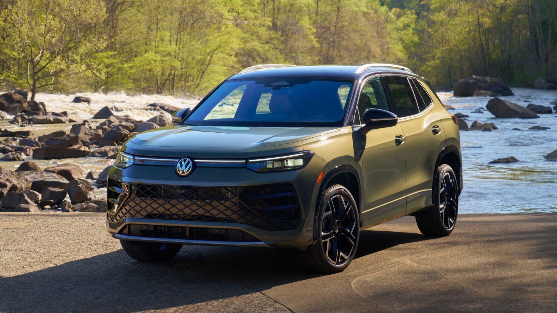 2026 Volkswagen Tiguan SEL R-Line Turbo front end